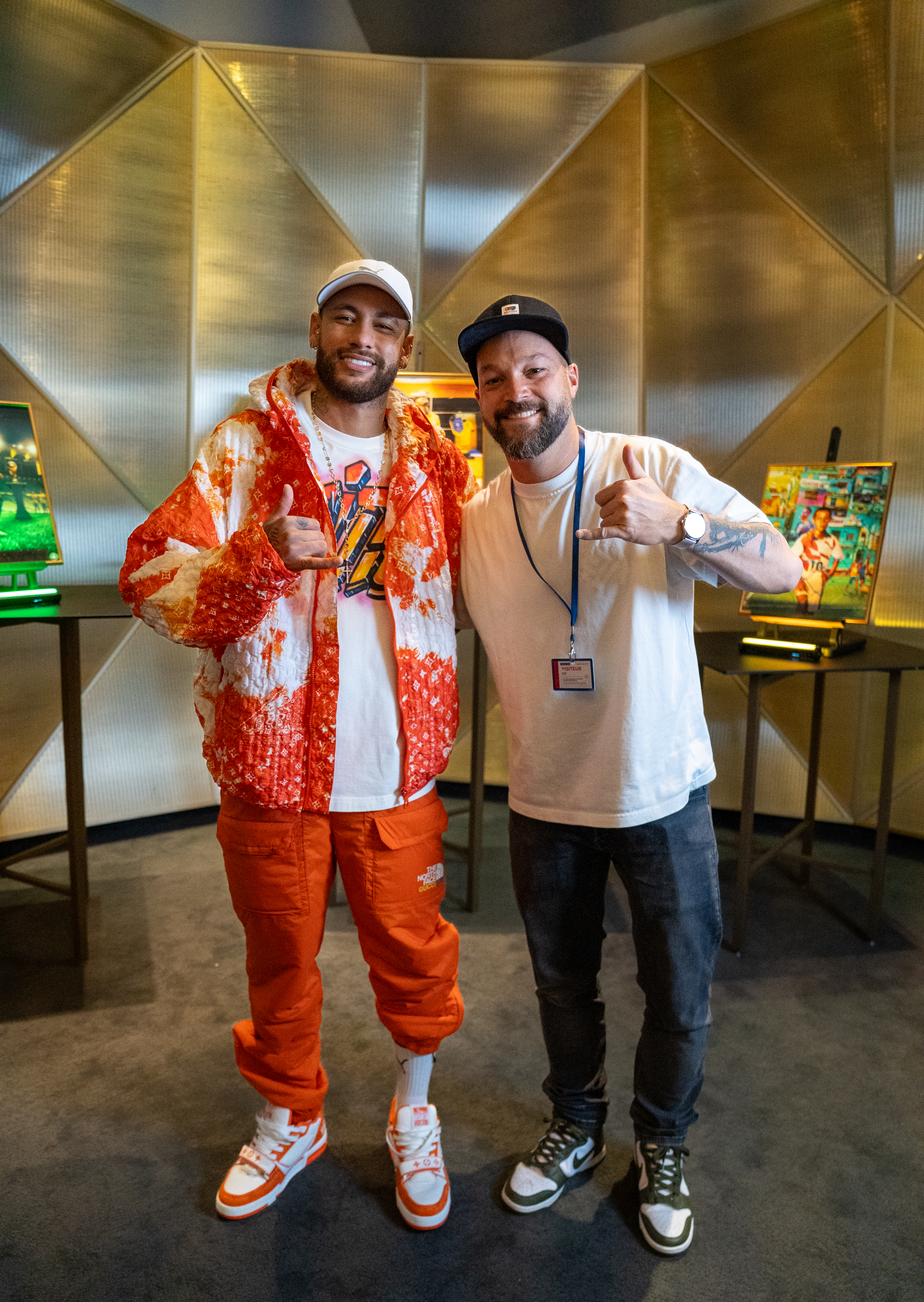 Pascal samen met een voetballer bij een fotosessie