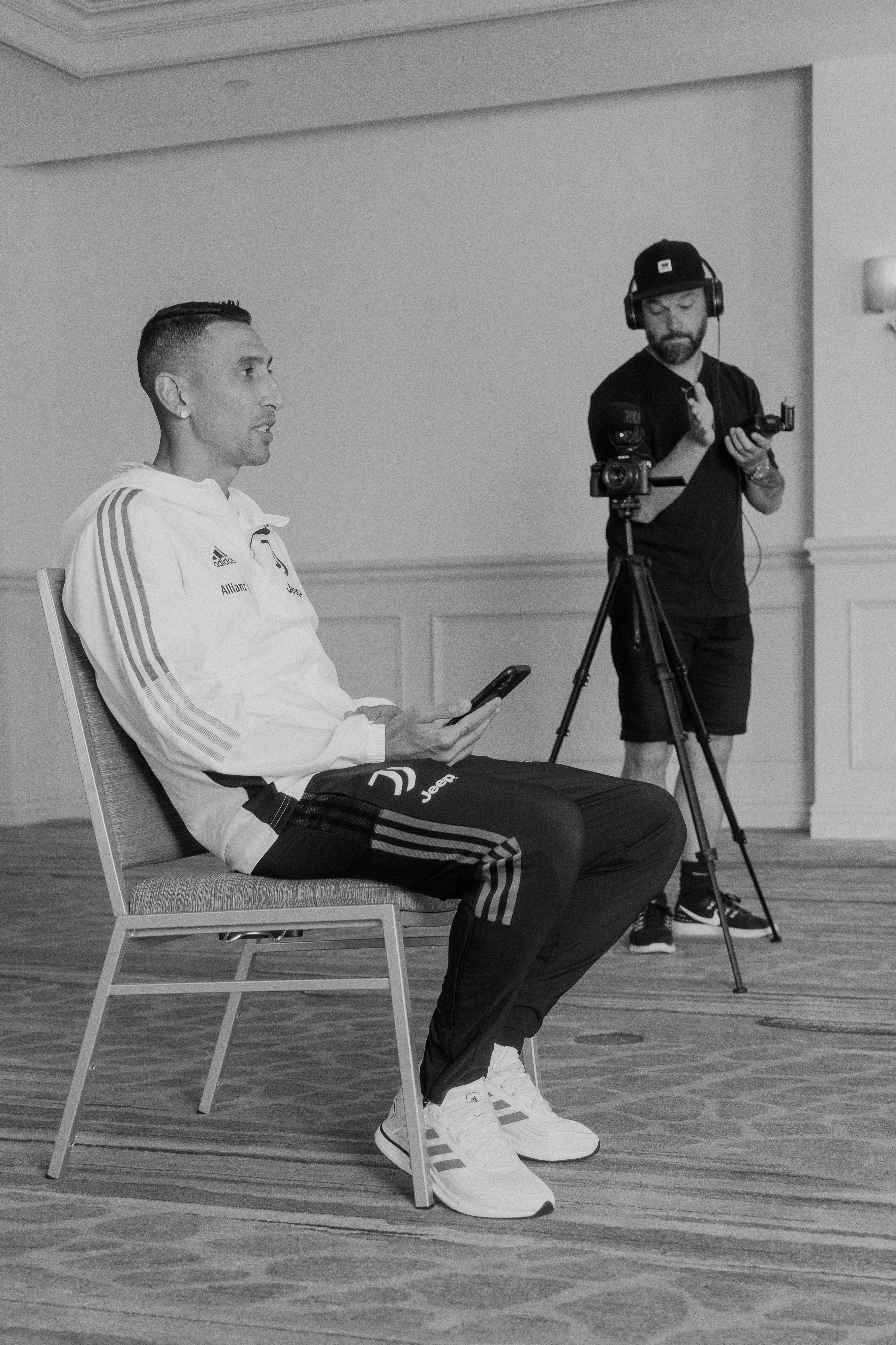 Pascal fotografeert in een stadion bij nacht